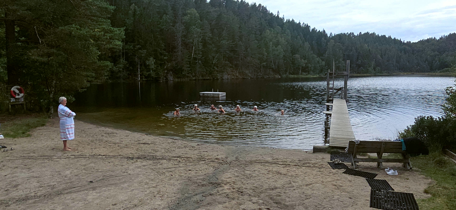 Glad badegjeng fra Vennesla, Froland og Grimstad bader i innsjøen ved GodKog-badstuen